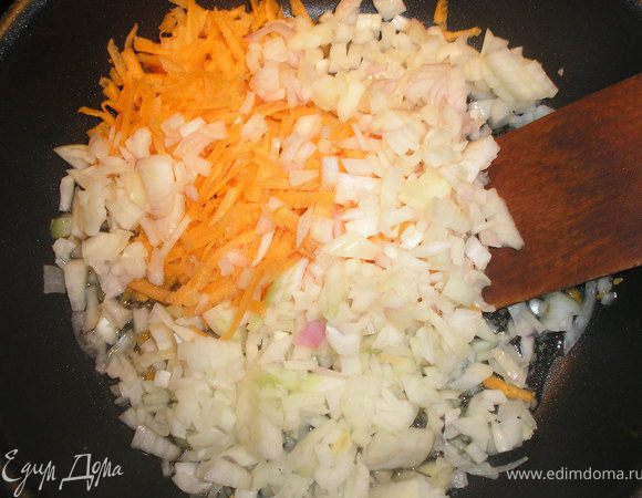 Лук мелко рубим, морковь натираем на крупной терке и обжариваем.