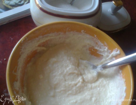 Готовим начинку.Так как моя подопечная категорически не признаёт изюм(для своих я бы даже увеличила дозу),пришлось просто смешать творог с яйцом,солью,сахаром.Творог был не сухой-добавила 1ст.л.муки от себя.