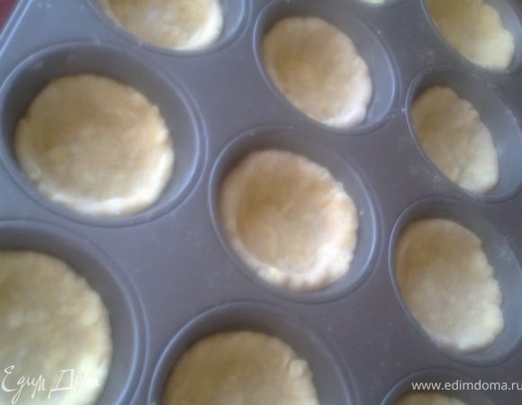 Каждый кусочек теста вдавливаем в смазанную растит.маслом ячейку.