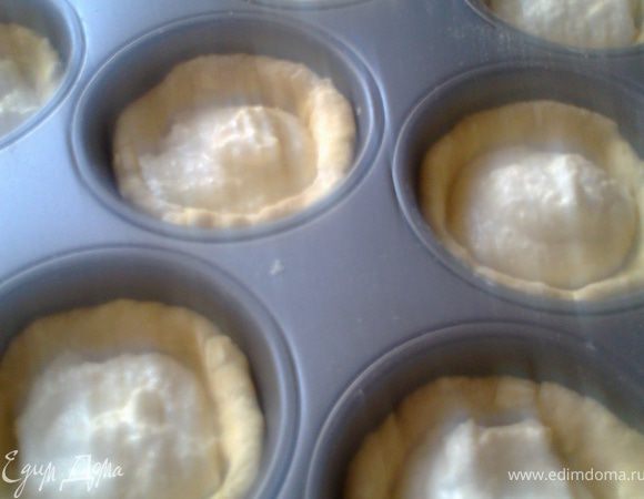 Распределяем начинку чайной ложечкой.