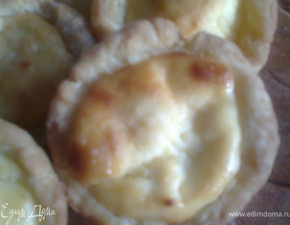 Выпекать в разогретой духовке при 180градусах до золотистого цвета.Девочка уплетала ватрушки с молоком,а я-с кофе!Хранили в закрытой коробке,чтобы не обветрились.