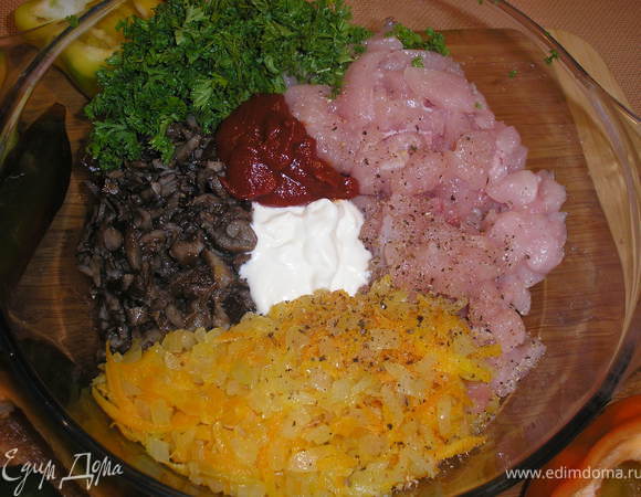 Жаренные опята и овощи, мясо грудки, рубленую зелень, сметану, майонез и томатную пасту  тщательно перемешиваем.  По вкусу добавляем соль и молотый перец. Наполняем перцы нашей начинкой. 