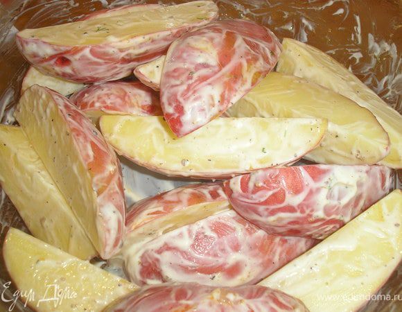 Картофель моем щеткой, кожуру не снимаем. Режем на 4 части. Солим, перчим, добавляем 1 ст. лож. майонеза и перемешиваем.