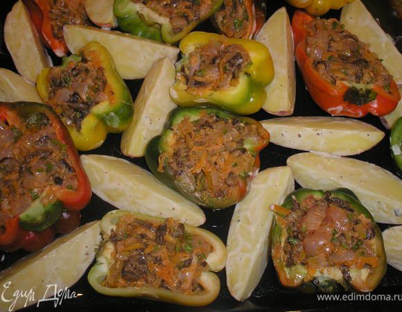 На смазанный растительным маслом противень выкладываем наши перцы и картофель.
Выпекаем при  180 градусах. Если ваши перцы будут подгорать накройте фольгой.
