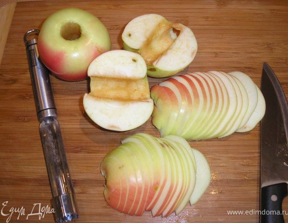У яблок удалить сердцевину, разрезать  на две части и нарезать тонкими дольками.
