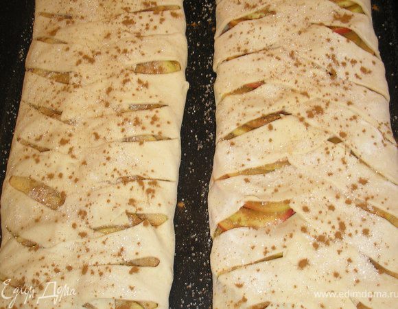 Уложите наши плетенки на противень, посыпьте сахаром, корицей и поставьте  выпекать. Температура должна быть 180 градусов, время выпекания 25 минут.