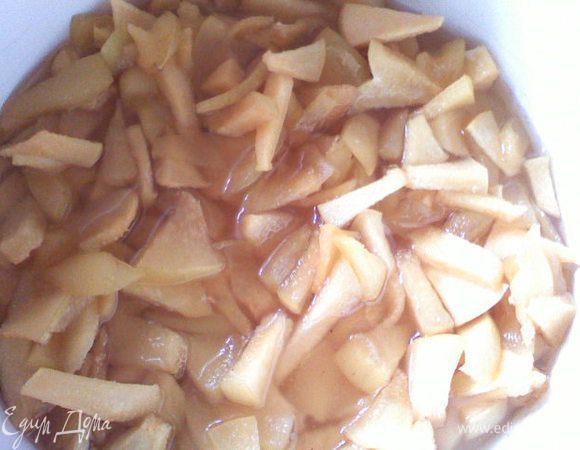 Все ингредиенты нарезать, айву засыпать сахаром и поставить на огонь, варить минут 15 пока она не станет мягкой. Снять с огня и дать остыть.