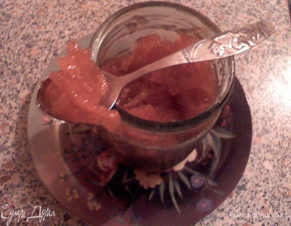 Переложить айву в сковороду или другую посуду с толстыми стенками, добавить порезанный лимон и натертый имбирь. Варит пока варенье не станет золотистым 25-30 минут. После чего варенье готово.