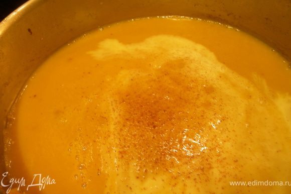 С помощью блендера превращаем суп в пюре, добавляем щепотку мускатного ореха, соль, перец по вкусу, молоко или сливки.