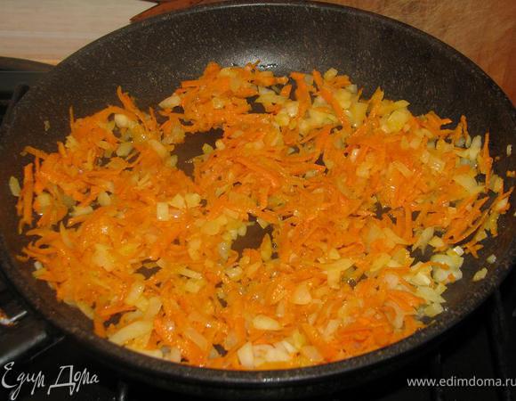 Мелко режем лук. Морковь трем на терке. Припускаем на растительном масле до мягкости.