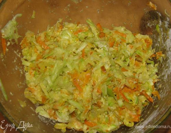 Кабачки чистим, трем на крупной терке, солим, отжимаем сок. Добавляем припущенные овощи, муку, тщательно перемешиваем.