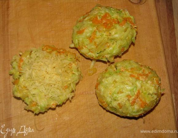 Формируем котлетки. В качестве начинки используем тертый твердый сыр.