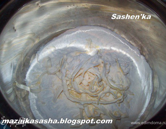 муку просеять, смешать с щепоткой соли. маргарин натереть на крупной терке