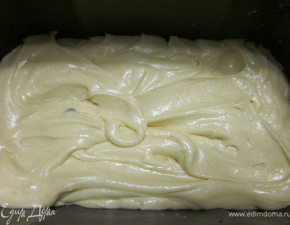 Яйца взбить с сахаром и ванилином, добавить растопленный маргарин, сметану, разрыхлитель и постепенно всыпая муку замешиваем тесто. Треть теста откладываем в отдельную посуду, добавляем в него какао и молоко, перемешиваем до однородности.
Из контейнера для хлебопечки удалить лопасти, выложить сначала белое тесто 