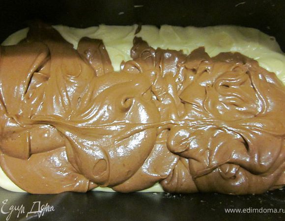 и сделав посередине бороздку-углубление выложить сверху тёмное тесто.