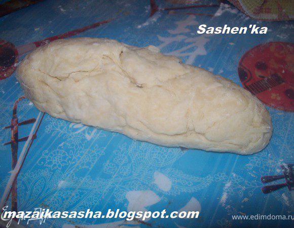 замесить тесто постепенно подливая теплую воду. присыпать стол мукой и выложить тесто слегка вымешать. 