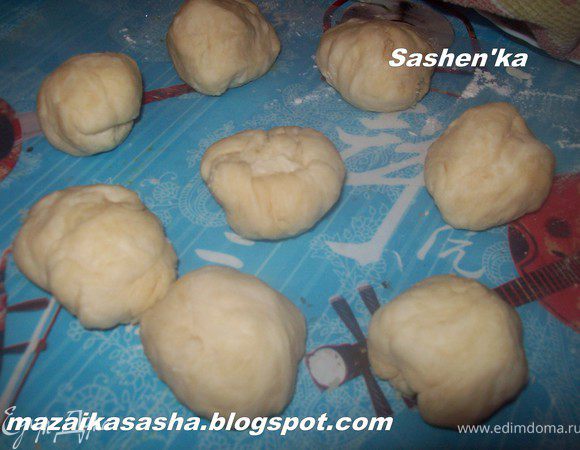 Если вам нужны маленькие тортильяс (диаметром 10-12 см) то режем тесто на 8 частей. Если вам нужны тортильяс для основных блюд (диаметром примерно 25 см) то режем тесто на 4 части. Скатываем шариками. накрываем полотенцем и оставляем на 15 минут