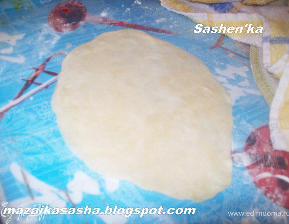 каждый шарик раскатать в тонкую лепешку