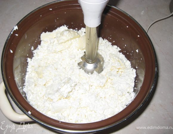 Готовим начинку  - творог перетираем  через сито или взбиваем в блендере( важно чтобы творог был не влажный, иначе сырник будет крошится), добавляем сливочное масло и хорошо перемешиваем.