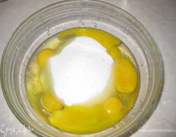 Яйца взбиваем с сахаром до посветления и увеличения массы в 2 раза, по консистенции должно получиться как сметана(как на бисквит).