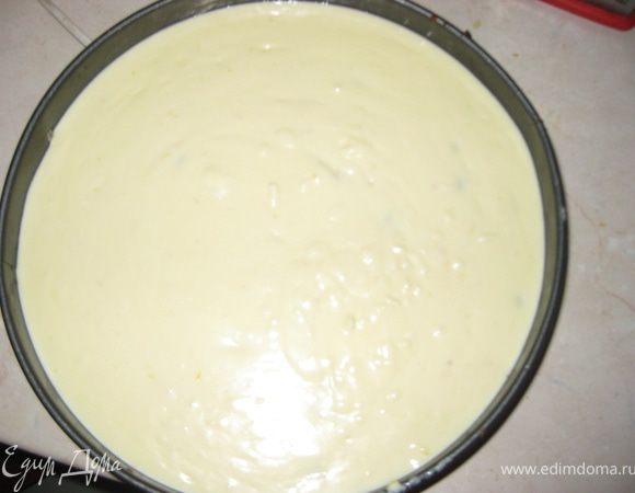 Яичную массу хорошо смешиваем с творогом, добавляем  крахмал, манку, цедру одного лимона, ранее запаренный изюм, ванильный сахар. Виливаем начинку на наше тесто и отправляем в духовку на 80-90 минут при темп.180 град.Ц.