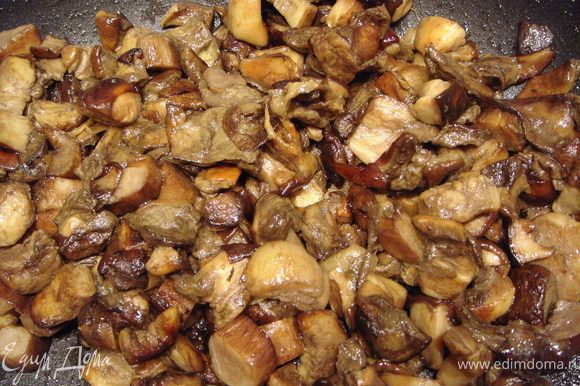 Грибы мелко порезать. Налить в сковороду растительное масло, добавить сливочное масло и жарить грибы на среднем огне до готовности. Минут 15-20.