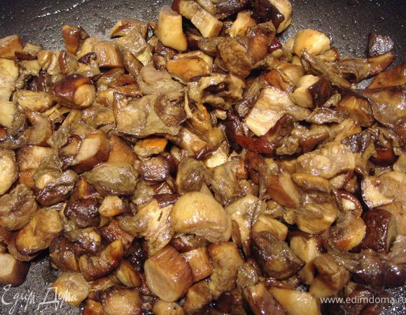 Грибы мелко порезать. Налить в сковороду растительное масло, добавить сливочное масло и жарить грибы на среднем огне до готовности. Минут 15-20.