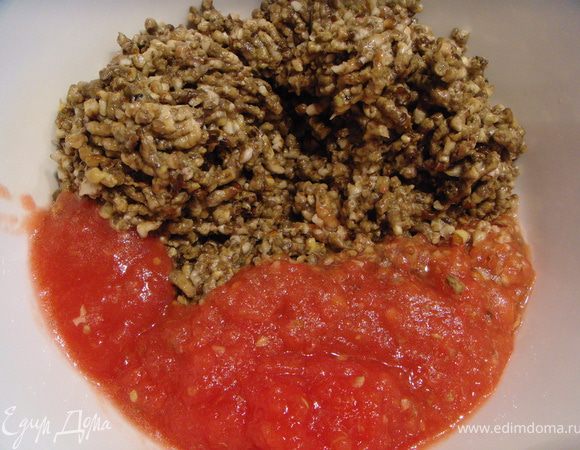 Помидоры очистить от кожуры, вынуть семена и прокрутить на мясорубке. Грибы также пропустить через мясорубку.