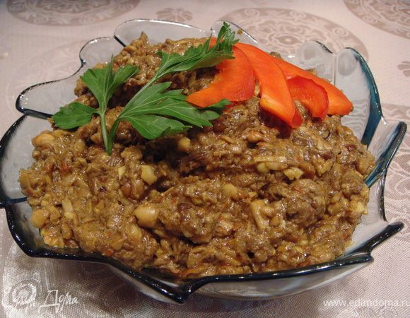 Выложить полученный фарш на сковороду и тушить еще минут 5-7 до испарения лишней влаги. Посолить, поперчить, добавить мелко порезанный чеснок. Подавать на стол в охлажденном виде. Очень вкусно намазать на тонкий кусочек бородинского хлеба и добавить веточку петрушки. Можно добавить картофельные чипсы собственного изготовления. Приятного аппетита.