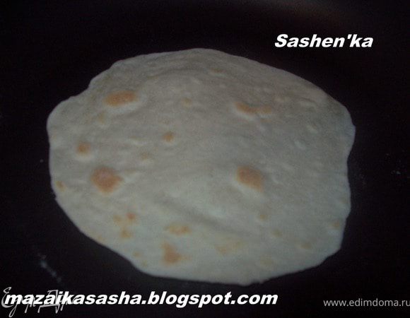 жарим лепешки по 2-3 минуты с каждой стороны на хорошо разогретой сковороде без масла