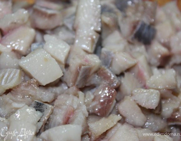 Сельдь тоже порезать кубиками. 