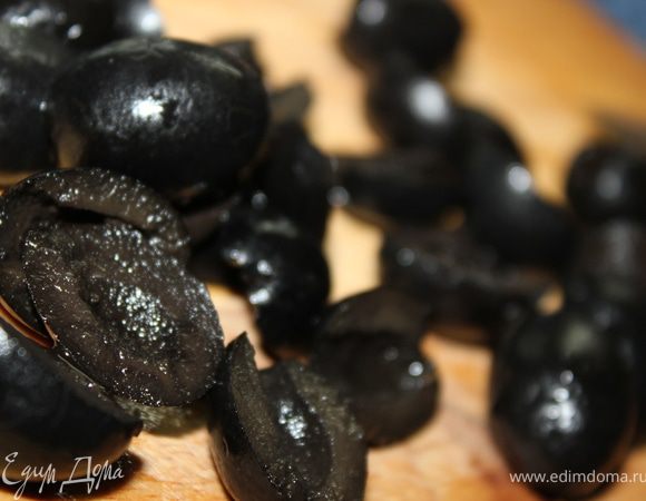 Далее маслины порезать пополам.
