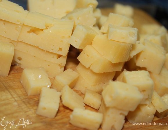 Сыр тоже нарезаем кубиками.