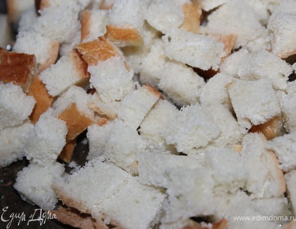 Хлеб режем кубиками и обжариваем на 2 ст.л. растительного масла, до золотистой корочки.