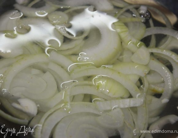Лук порезать полукольцами. Я его еще обдавала кипятком. 