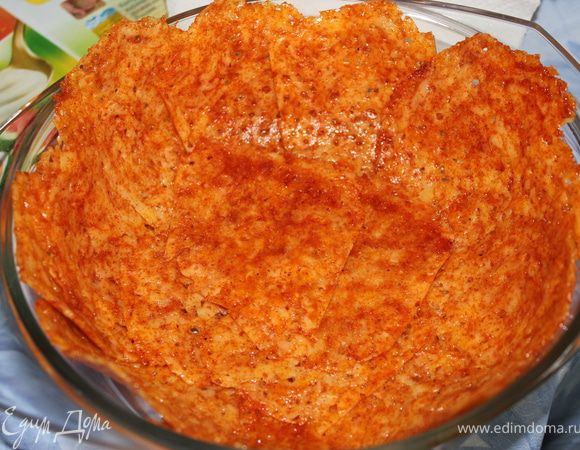 Сырные оладьи укладываем на дно нашего блюда для салата. 