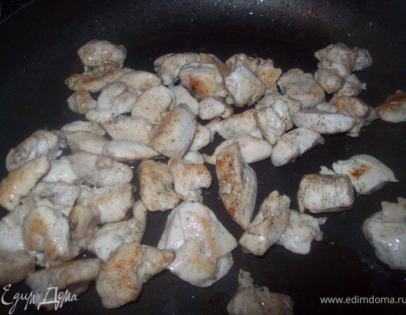 курицу режем кубиком, обжариваем на растительном масле до готовности. солим , перчим. даем немного остыть