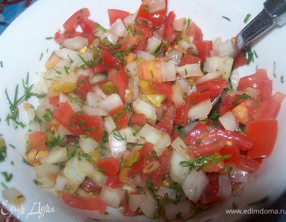 Сальса - традиционный мексиканский соус. (Вариантов и видов сальсы великое множество). Если у вас есть свой проверенный рецепт этого соус воспользуйтесь им. Или сделайте как я -  нарубите помидоры, лук и перец чили (с чили будьте осторожны). Я на этом этапе добавляю мелко рубленный укроп (мне так больше нравится) хотя по рецепту им надо посыпать сыр.