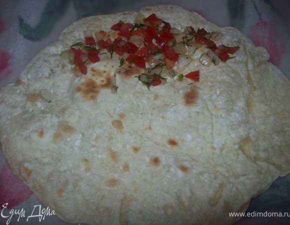 Соираем буритто: на тортильяс выложить сальсу