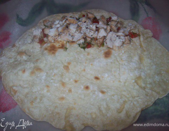 курицу слегка измельчить и выложить на сальсу. можно добавить еще не много перца чили