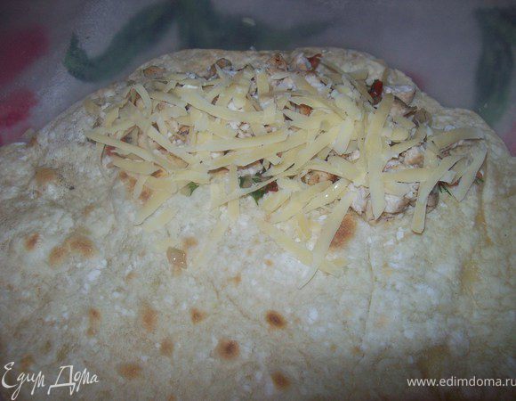 сыр трем на крупной терке. можно присыпать мелко нарубленным укропом