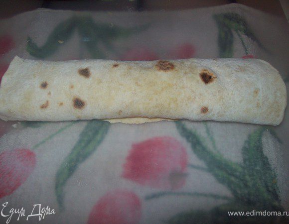 Свернуть лепешки в трубочки и обжарить с двух сторон на сухой сковороде. при подаче разрезать наискосок