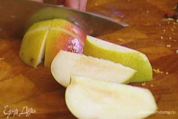 Яблоко и грушу, удалив сердцевину, нарезать небольшими кусочками.