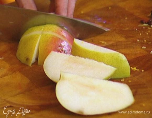 Яблоко и грушу, удалив сердцевину, нарезать небольшими кусочками.