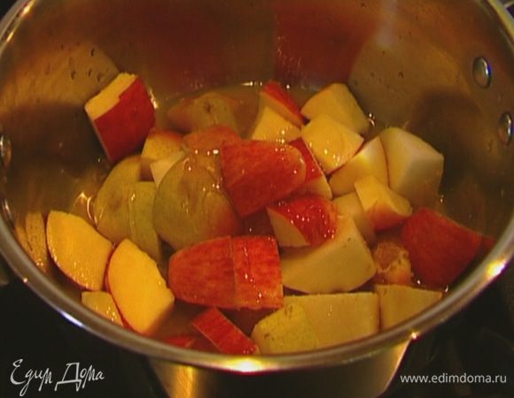 В небольшой кастрюле соединить имбирь, апельсиновый сок, цедру, мед, яблоко и грушу. 
