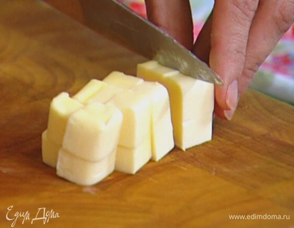 Предварительно охлажденное сливочное масло порезать небольшими кубиками.