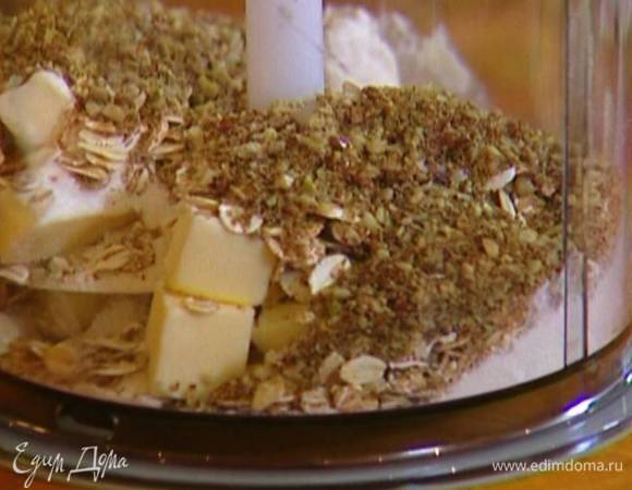 Добавить к маслу муку, хлопья, льняное семя и измельчить в блендере в крошку. 