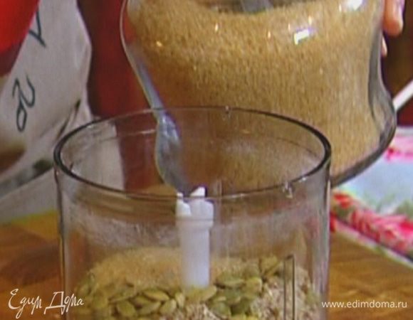 Соединить с тыквенными и подсолнечными семенами, добавить сахар и перемешать ложкой.