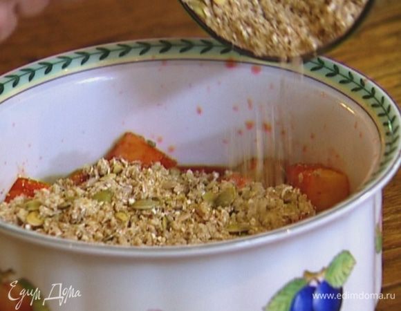 В глубокую форму для выпечки выложить фруктово-ягодную массу, присыпать крошкой с семечками.