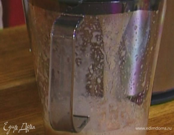 Цитрусовые и огурцы пропустить через соковыжималку.